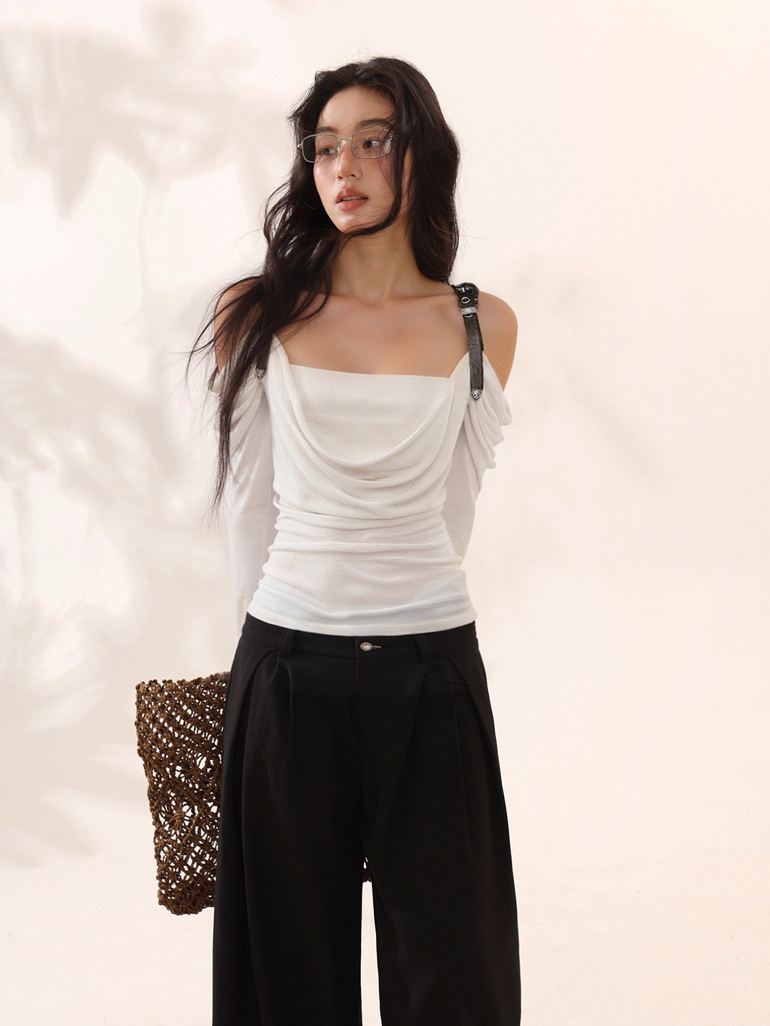 OFF SHOULDER TRÖJA MED LÄDERREMMAR