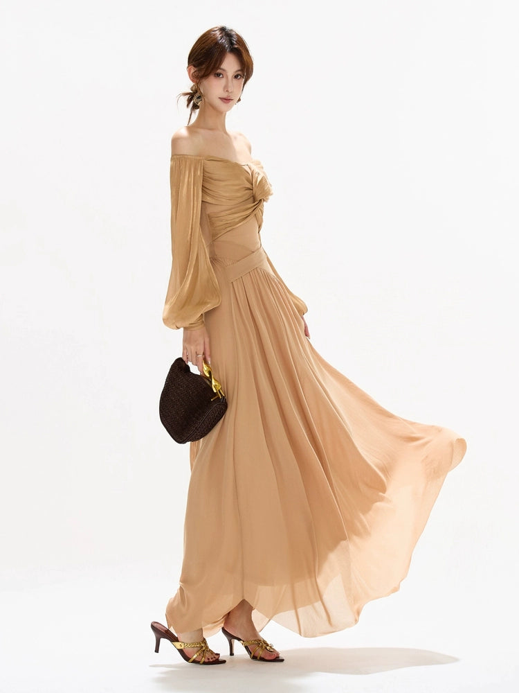 FLOWIG MAXIKLÄNNING MED FJÄRILSSTIL TOPP