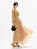 FLOWIG MAXIKLÄNNING MED FJÄRILSSTIL TOPP