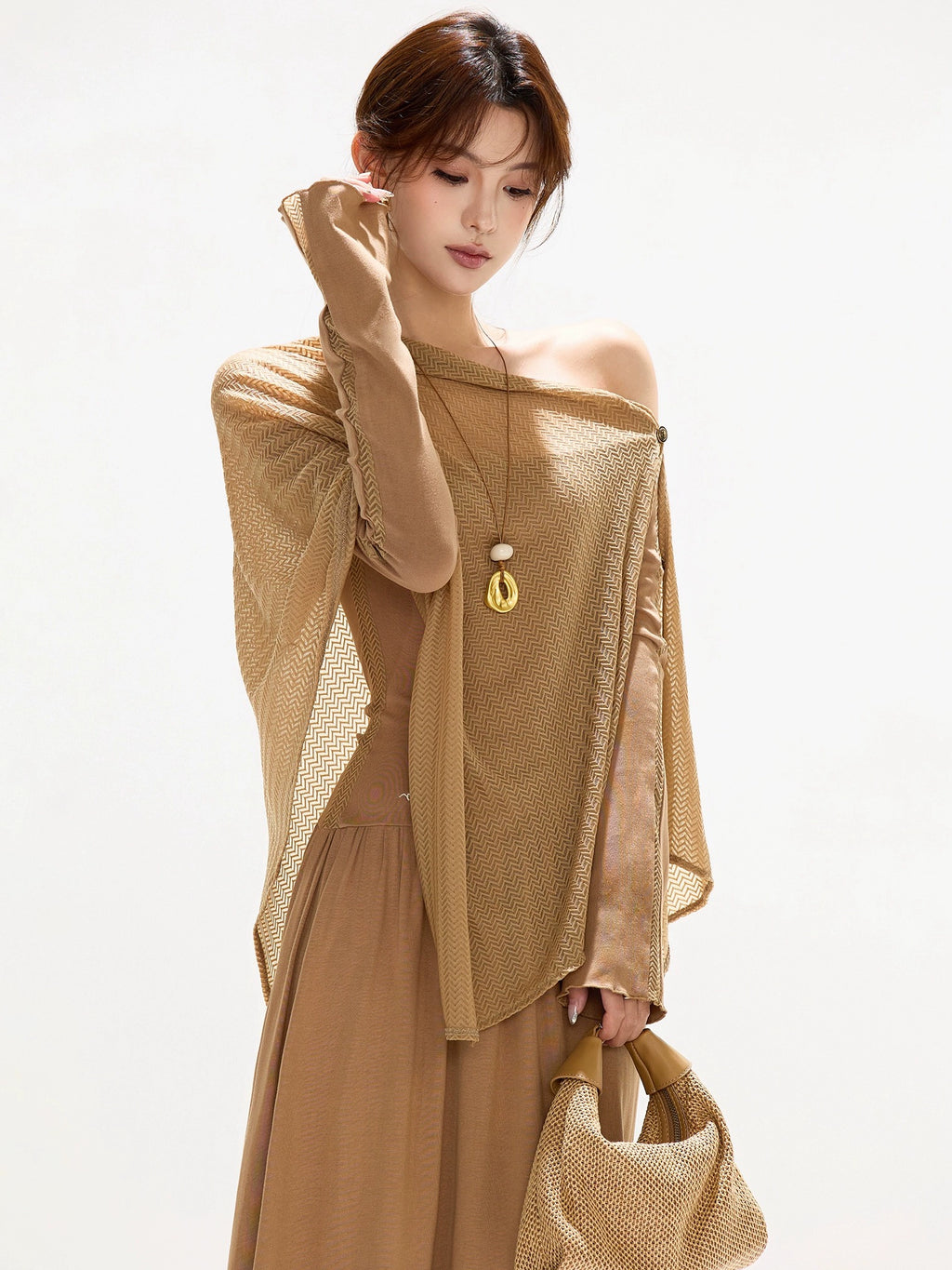 LUFTIG DRAPERERAD KLÄNNING MED SJAL