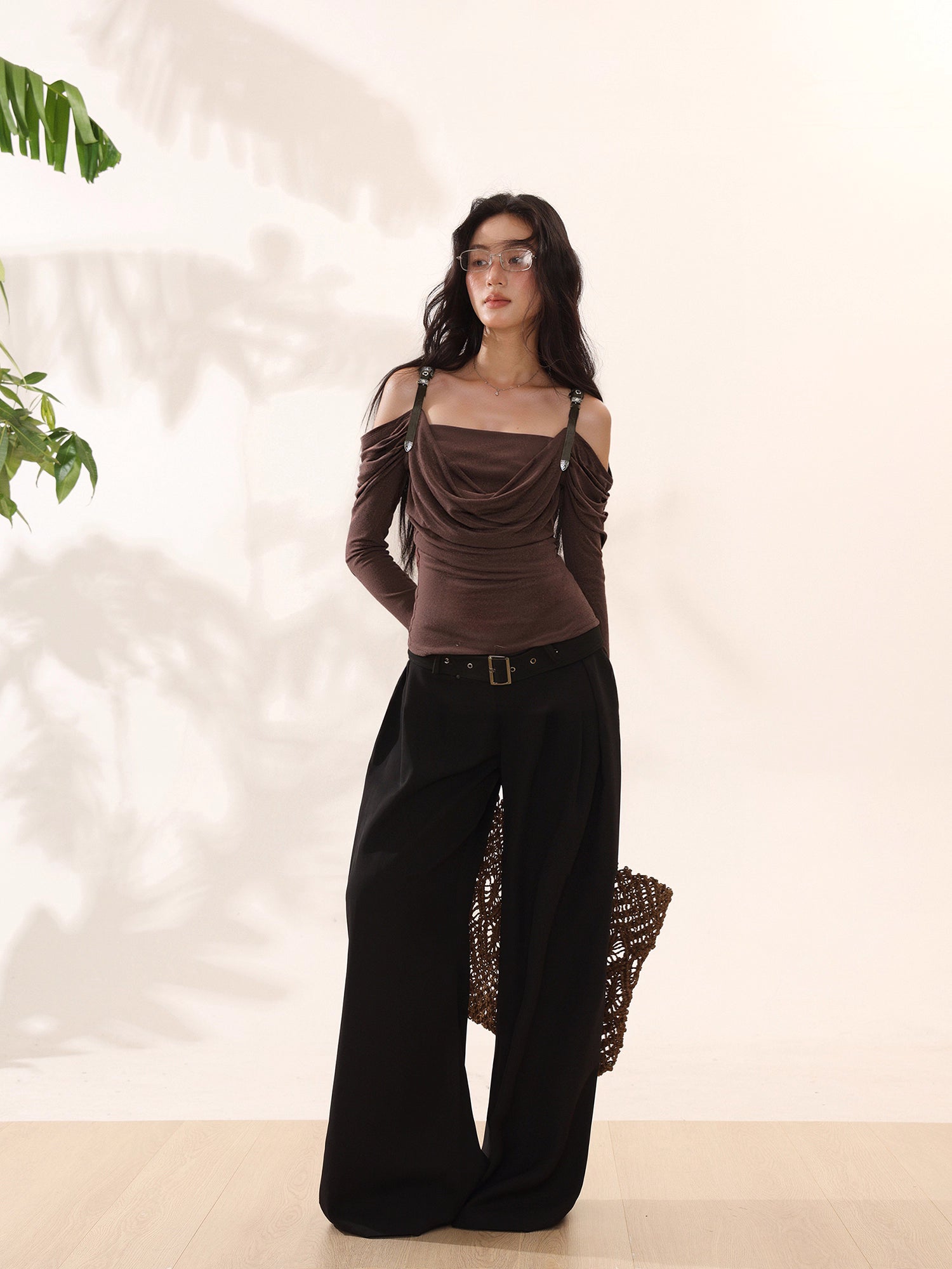 OFF SHOULDER TRÖJA MED LÄDERREMMAR