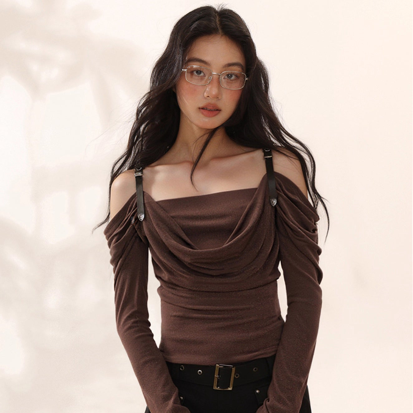 OFF SHOULDER TRÖJA MED LÄDERREMMAR