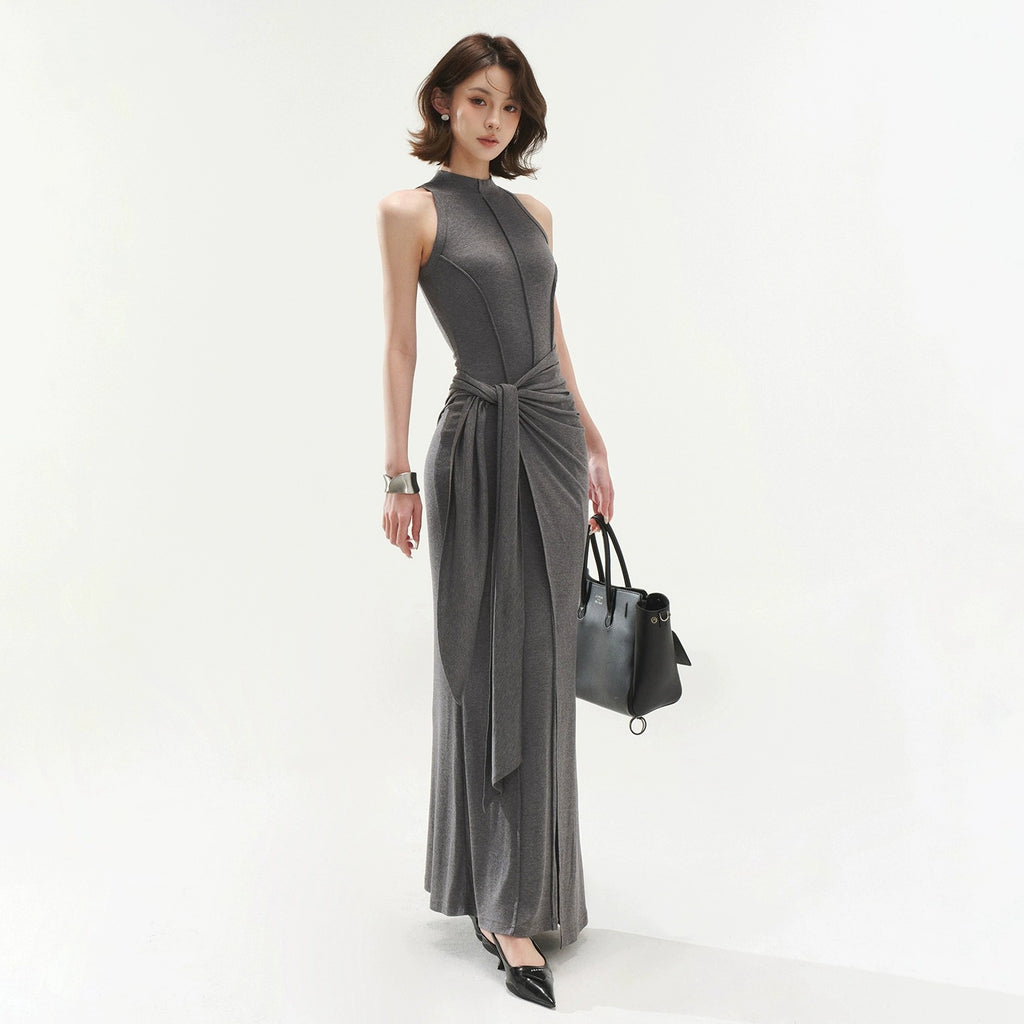 HÖG HALSRINGAD DRAPERAD KLÄNNING