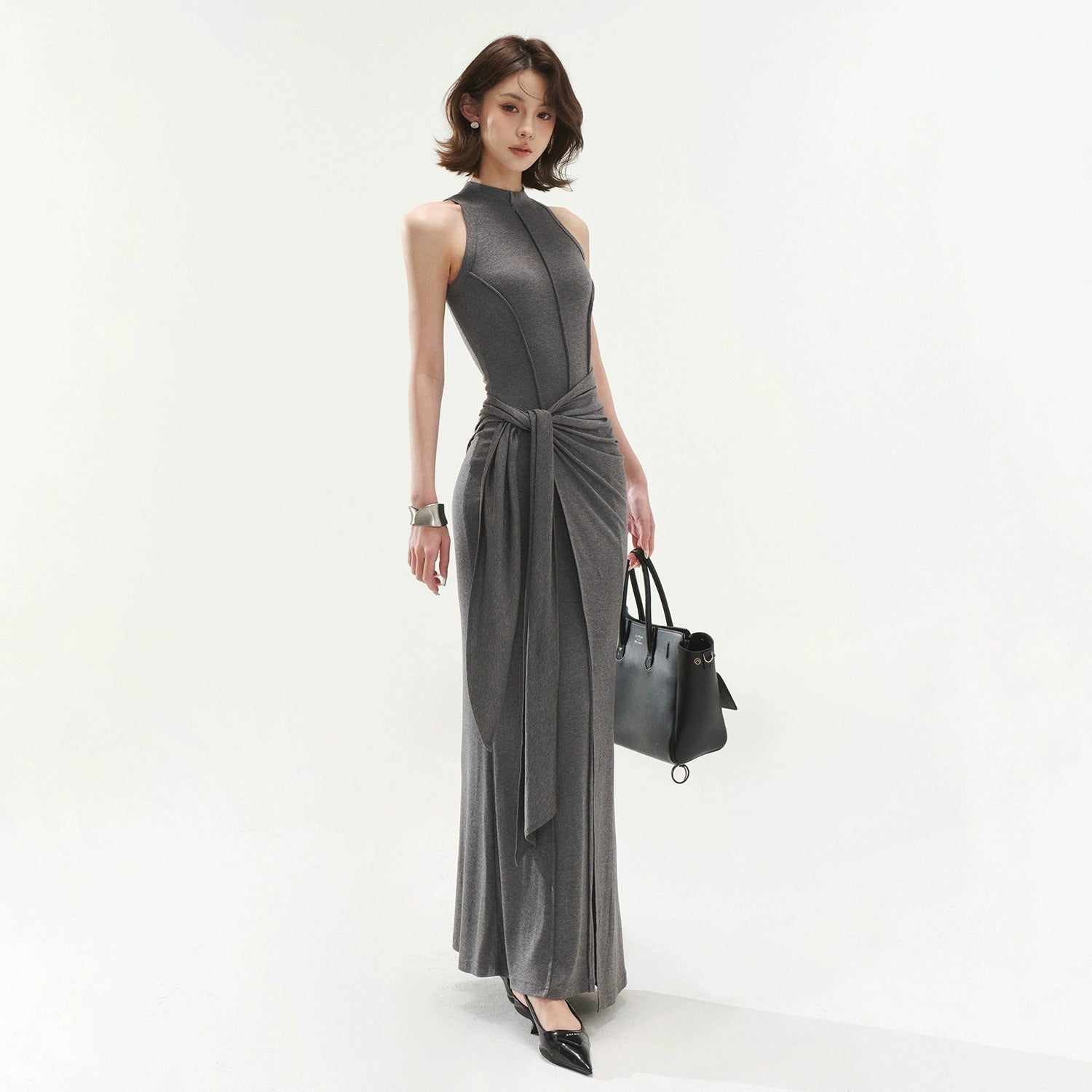 HÖG HALSRINGAD DRAPERAD KLÄNNING